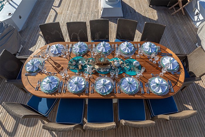 Motor yacht Sweet Escape deck dining