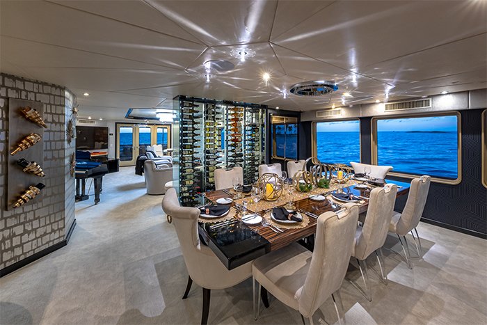 Motor yacht Sweet Escape dining