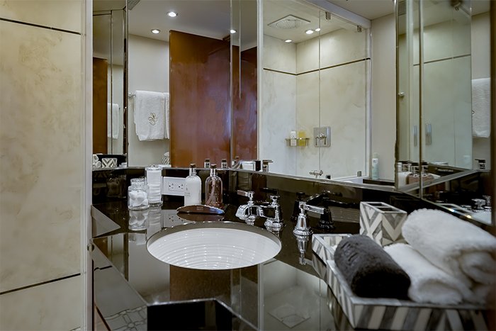 Motor yacht Sweet Escape master bathroom