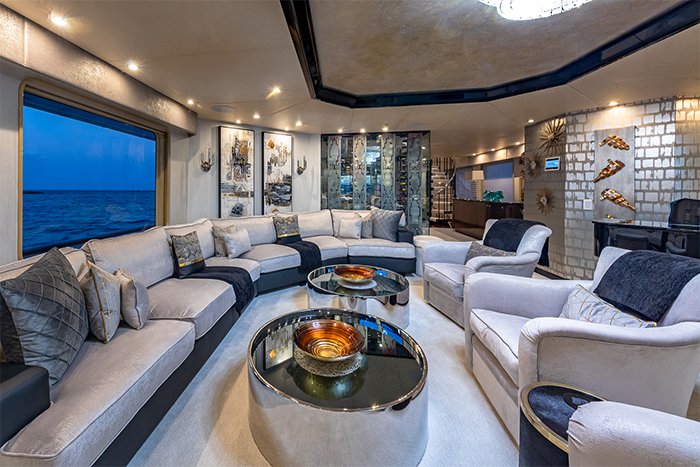 Motor yacht Sweet Escape salon looking forward