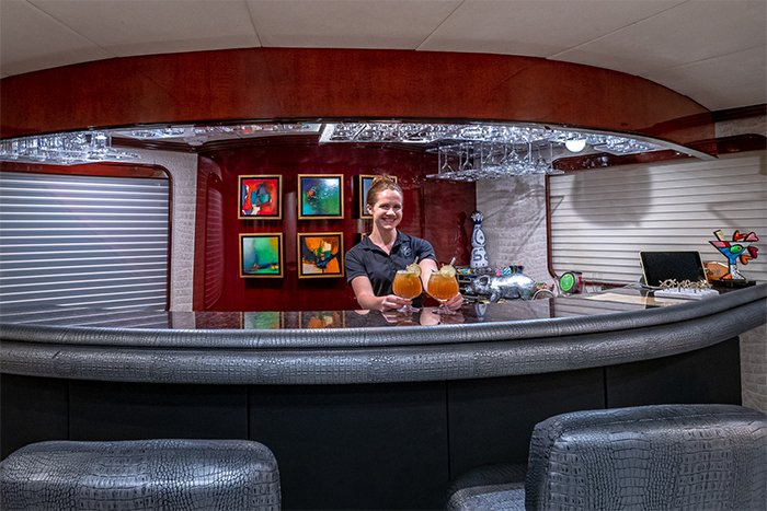 Motor yacht Sweet Escape skylounge bar