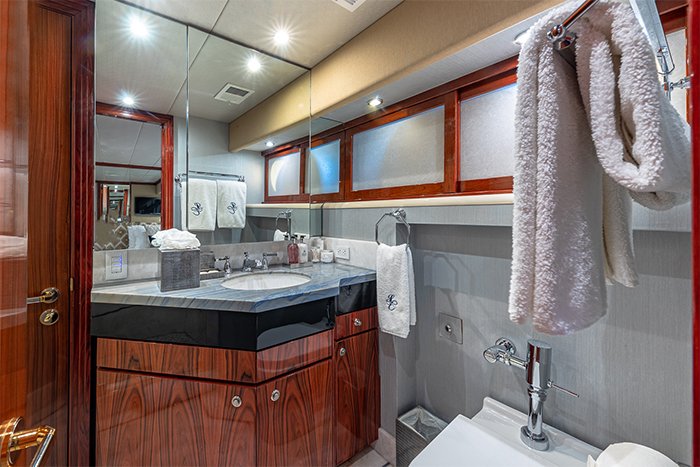 Motor yacht Sweet Escape twin bathroom 2