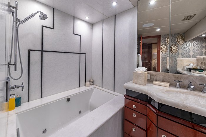 Motor yacht Sweet Escape VIP bathroom