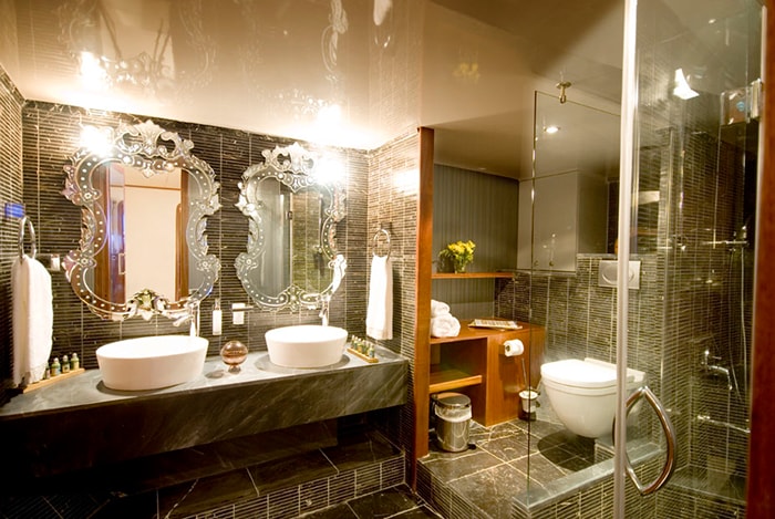 papa joe master bathroom