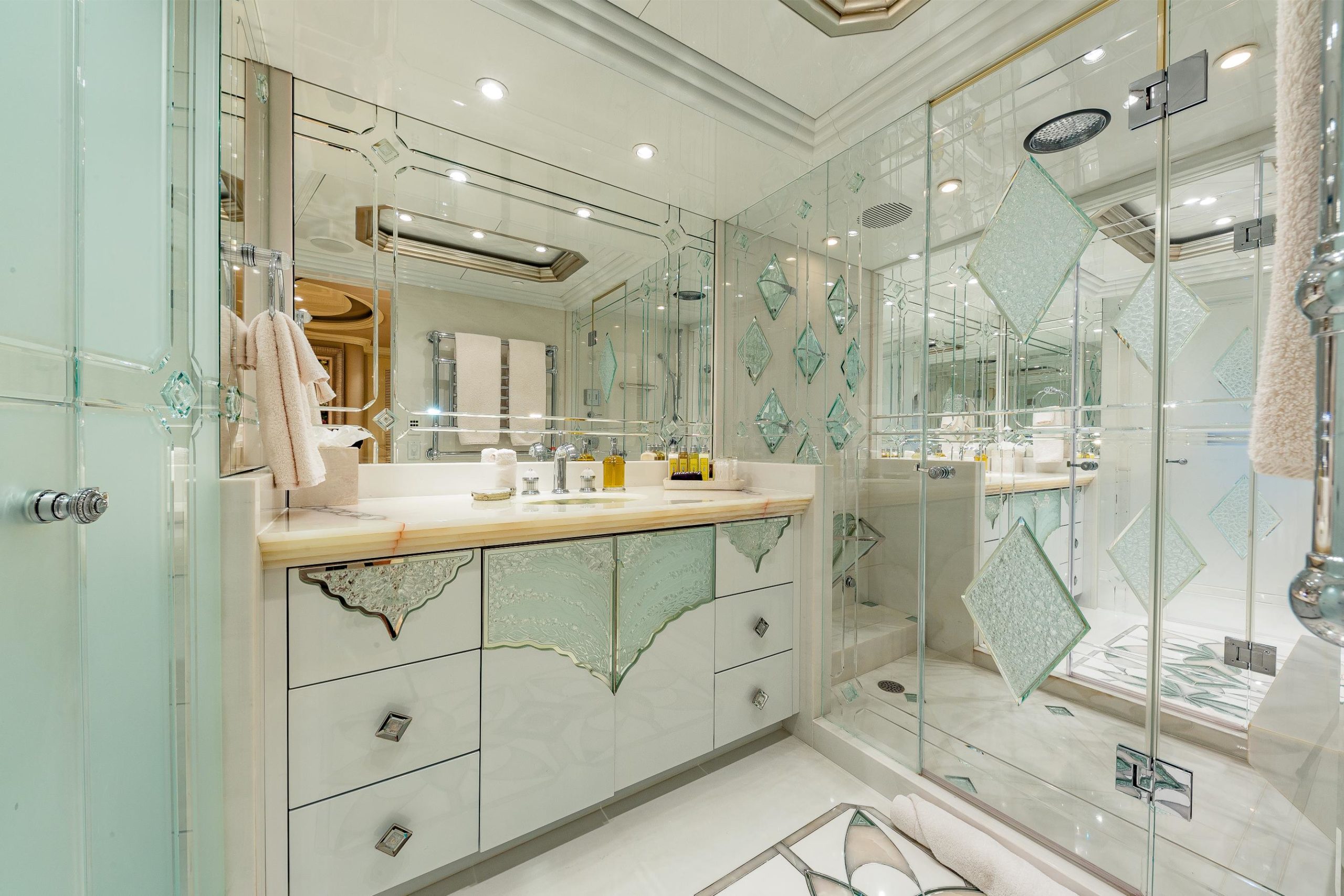 i love this boat - master en suite 2