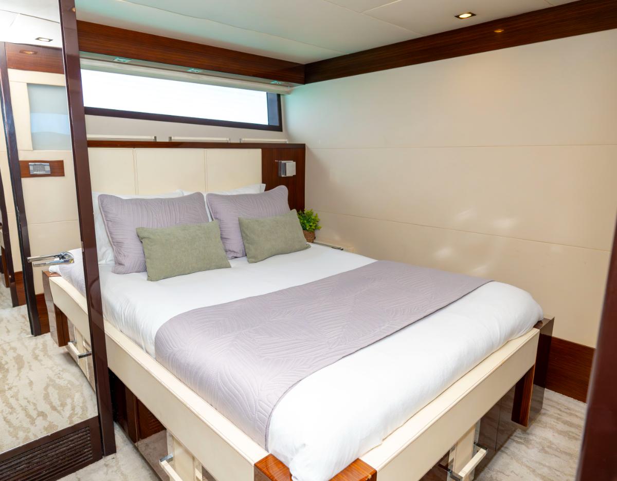 New Life - Queen Guest Cabin