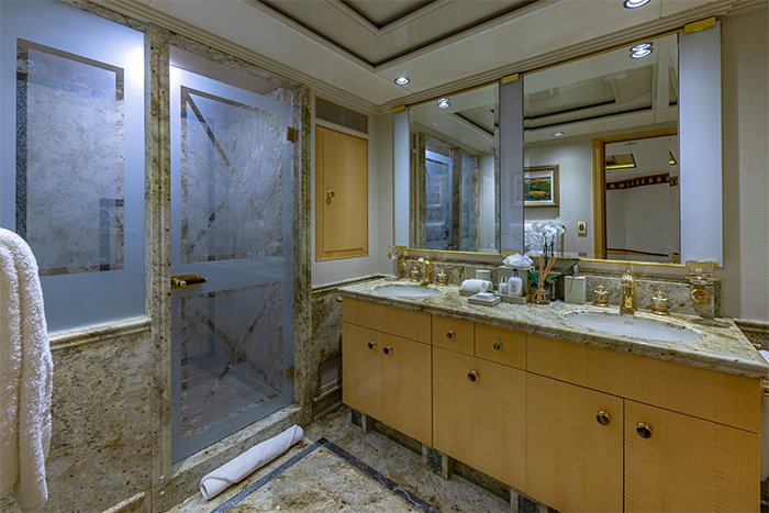 Starship 185 yacht guest bathroom