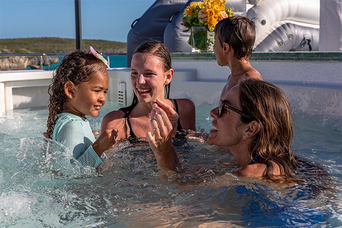 Starship 185 yacht sundeck jacuzzi b