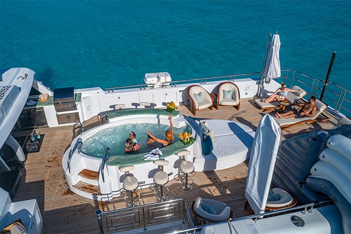 Starship 185 yacht sundeck jacuzzi