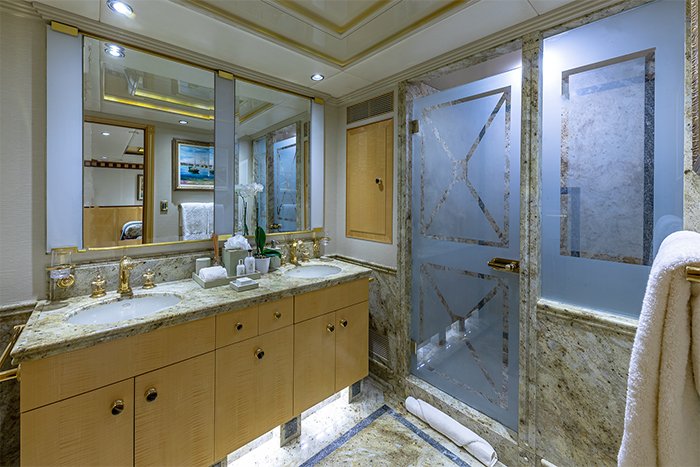 Starship 185 yacht twin bathroom