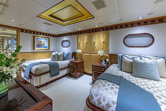 Starship 185 yacht twin cabin