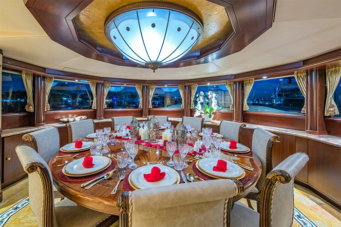 Starship yacht dining