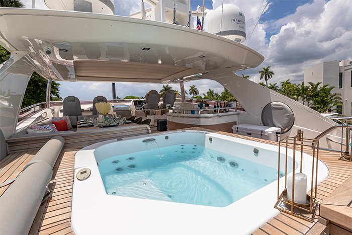 Yacht Beachfront II Jacuzzi on flybridge