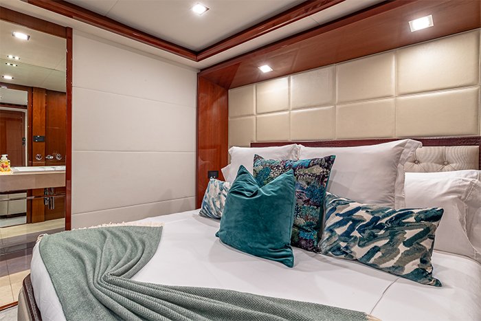 Yacht Beachfront II queen stateroom 1