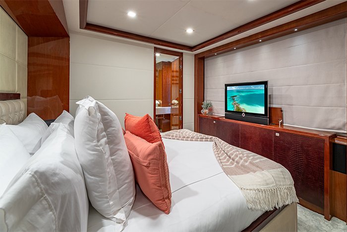 Yacht Beachfront II queen stateroom 3