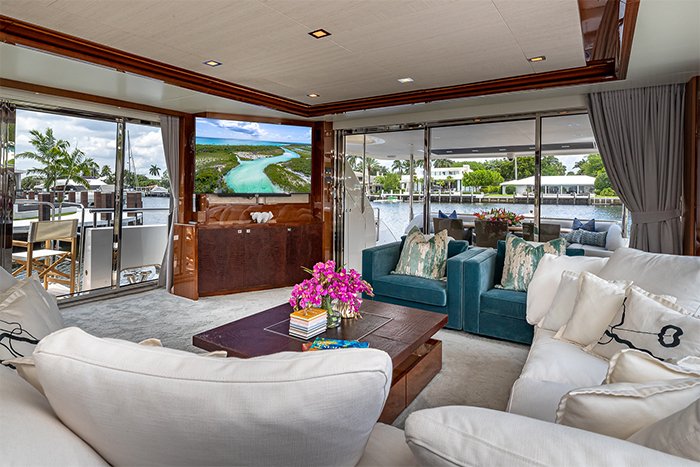 Yacht Beachfront II salon looking aft
