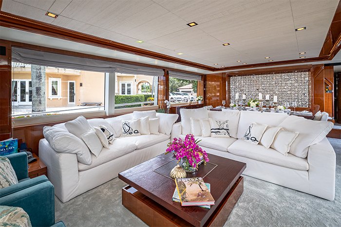 Yacht Beachfront II salon looking forward