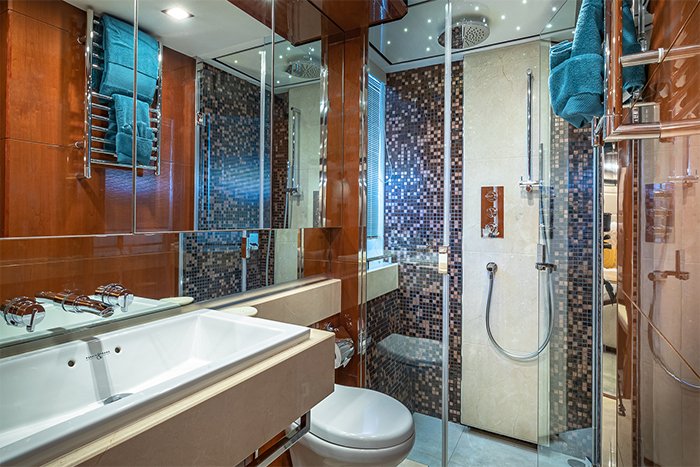 Yacht Beachfront II twin bathroom