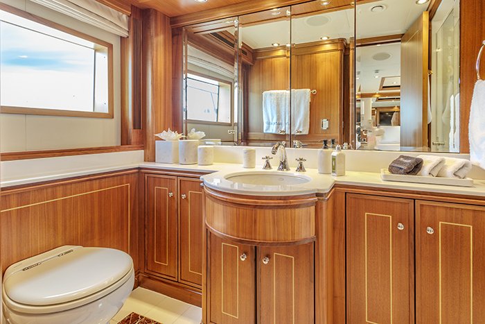 Yacht Blacksheep master bathroom b