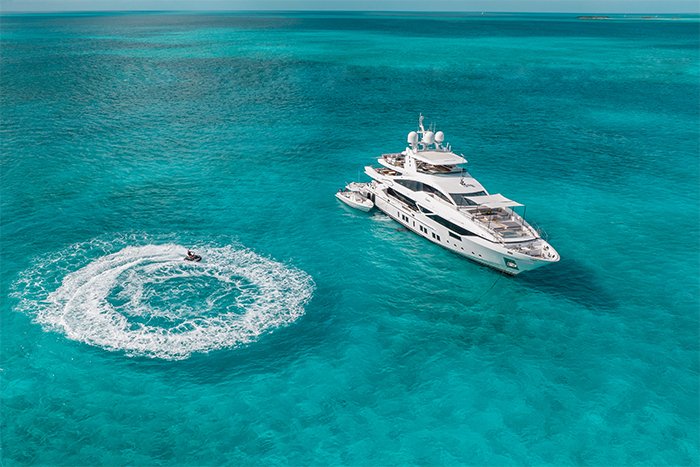 Yacht Emina at anchor