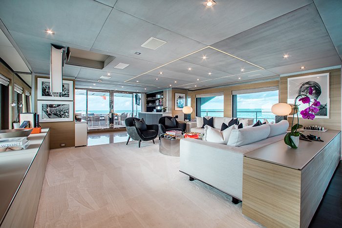 Yacht Emina main salon aft