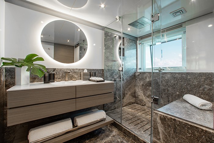 Yacht Emina master stateroom ensuite