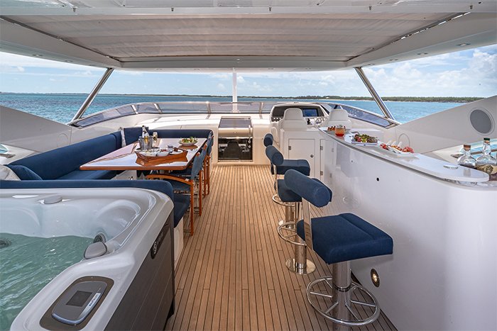 Yacht Emrys flybridge bar