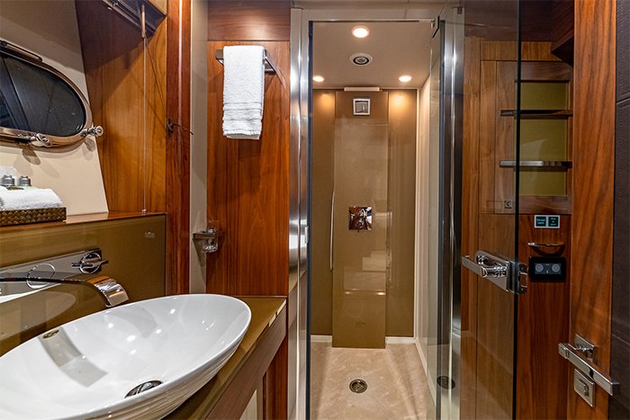 Yacht Emrys guest bathroom
