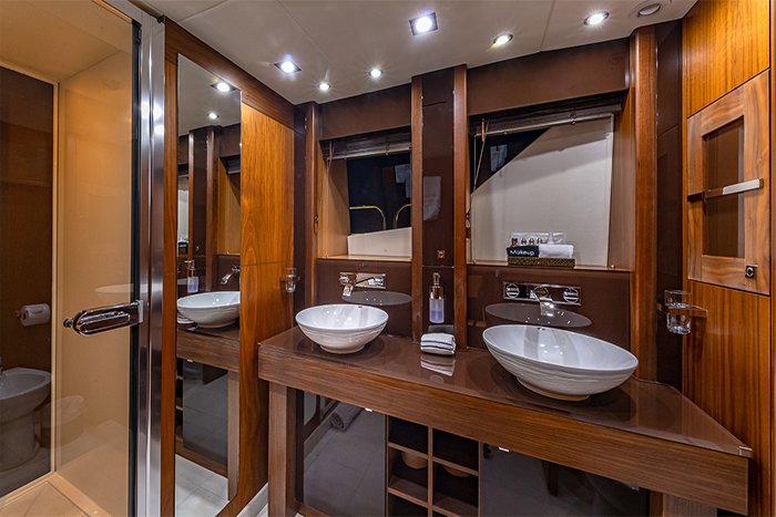 Yacht Emrys master bathroom