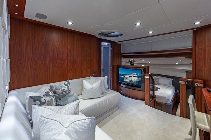 Yacht Emrys split level master cabin