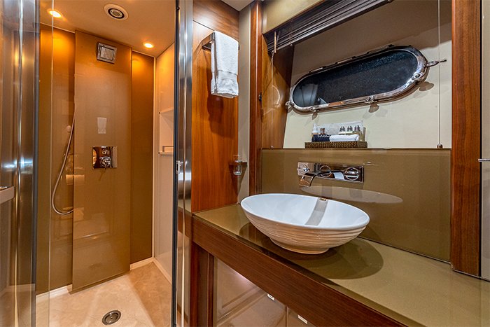 Yacht Emrys twin bathroom