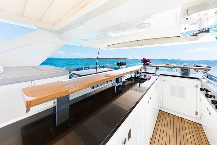 Yacht Insieme Flybridge Bar