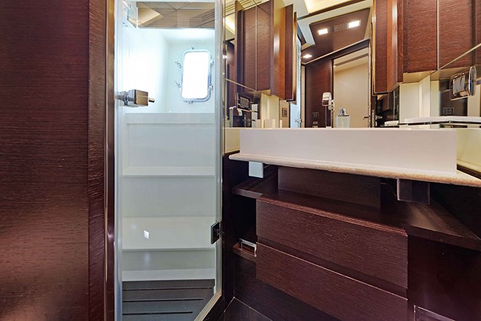 Yacht Insieme Forward Queen Ensuite
