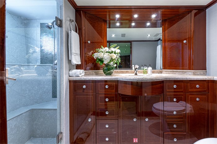 Yacht Kashmir king bathroom