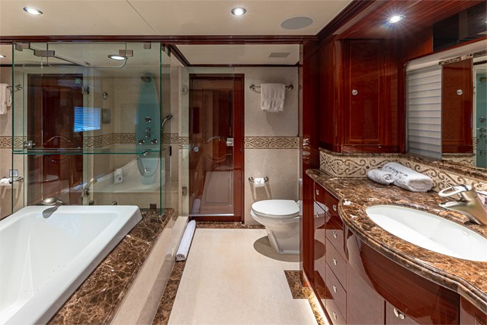 Yacht Kashmir master bathroom