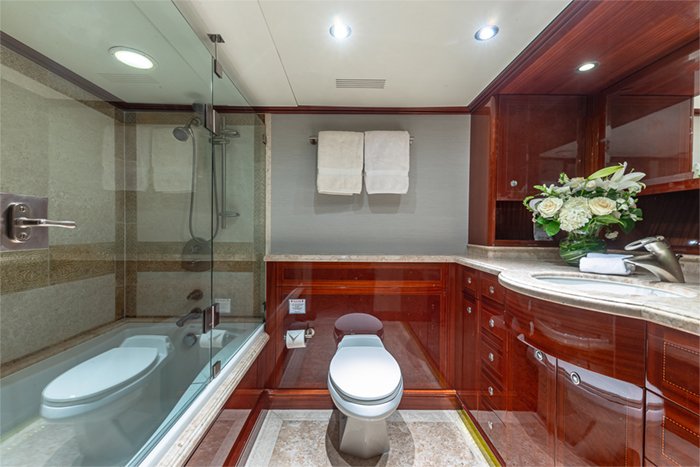 Yacht Kashmir VIP bathroom