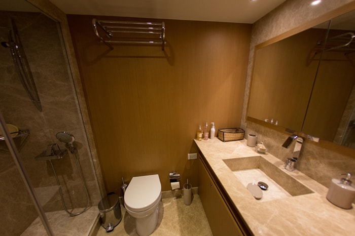 Yacht Le Pietre Guest Bathroom 2