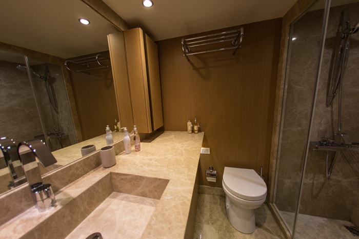 Yacht Le Pietre Guest Bathroom