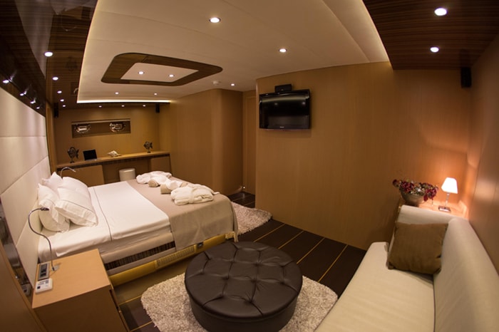 Yacht Le Pietre Master Cabin b