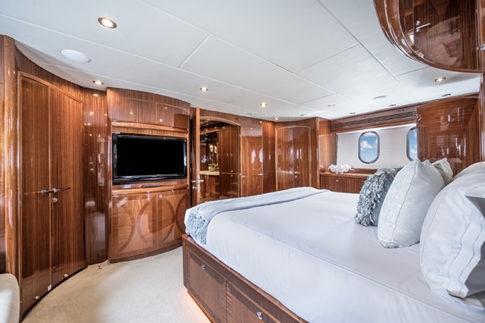Yacht Limitless King Master Stateroom b