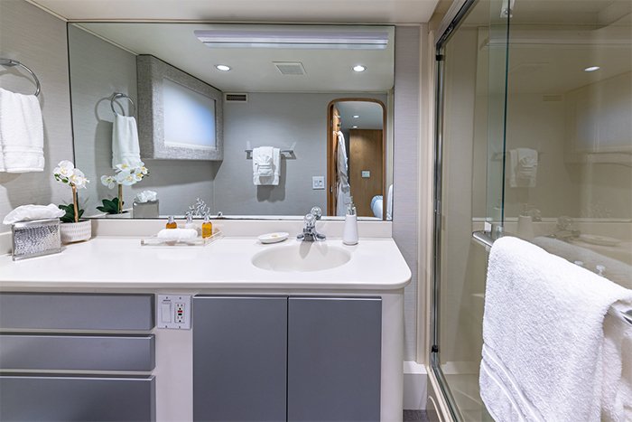 Yacht Margate twin bathroom