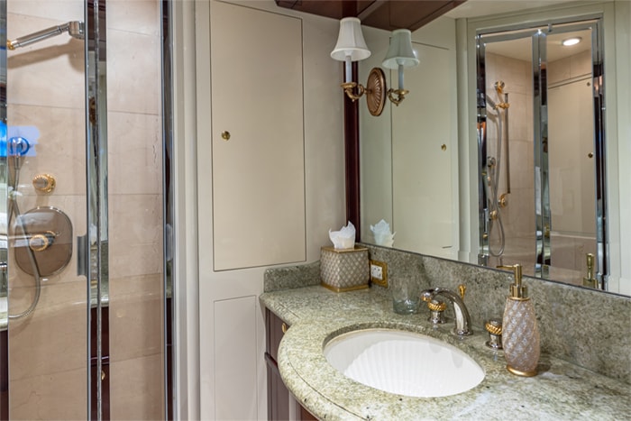 Yacht Starship double cabin bathroom