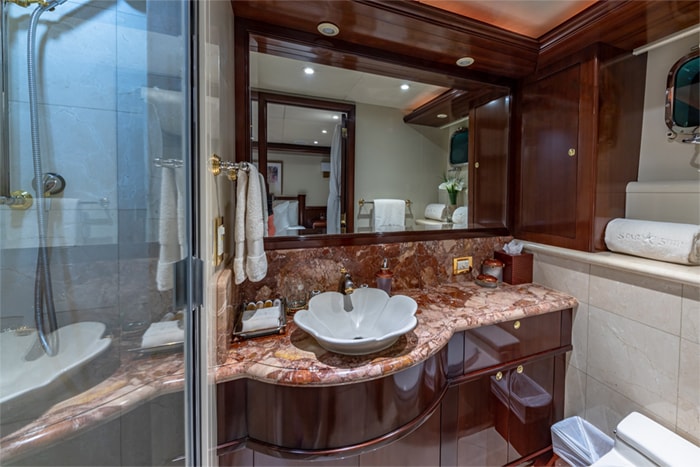 Yacht Starship guest cabin 2 bathroom