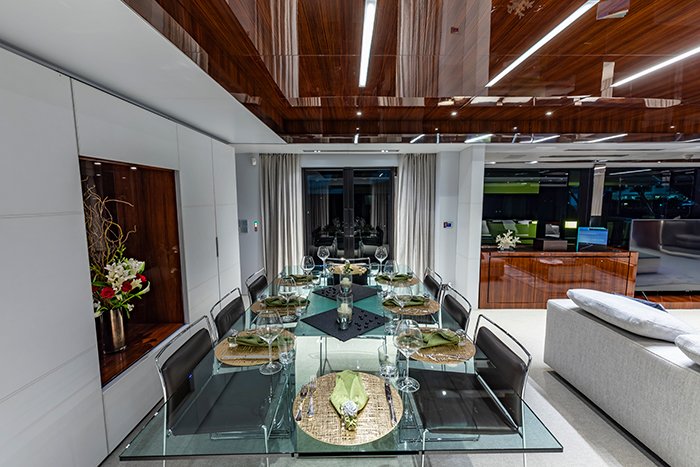 Yacht Tasty Waves dining