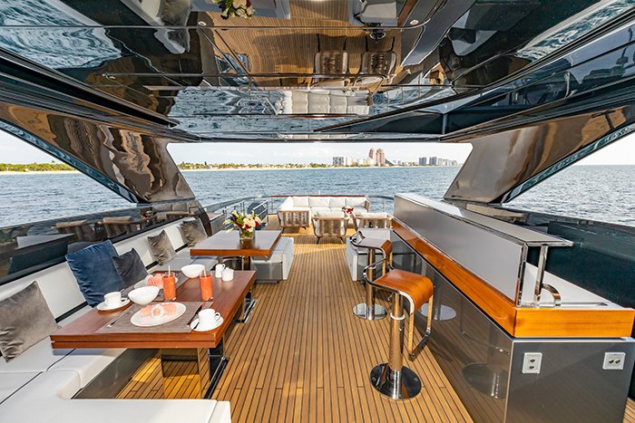 Yacht Tasty Waves flybridge b