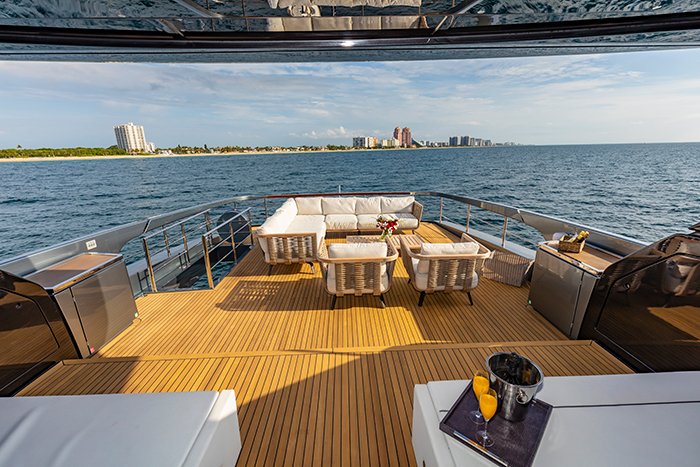 Yacht Tasty Waves flybridge c