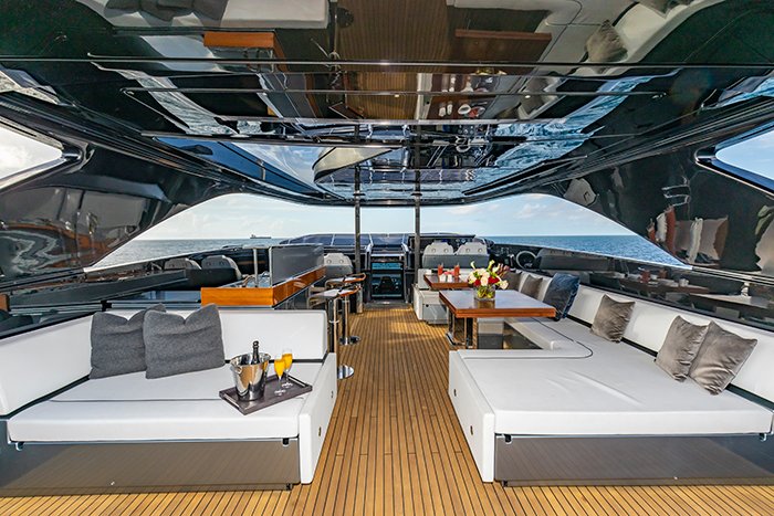 Yacht Tasty Waves flybridge