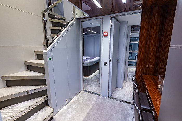 Yacht Tasty Waves foyer