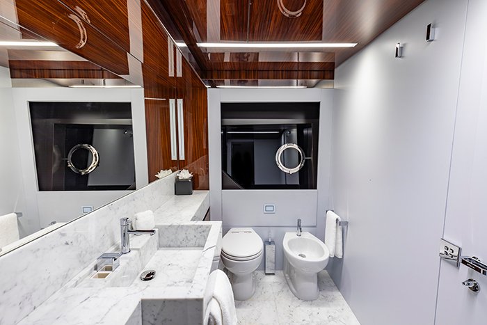 Yacht Tasty Waves guest bathroom